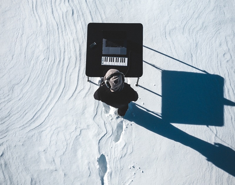 Photo d'un piano dans un paysage enneigé