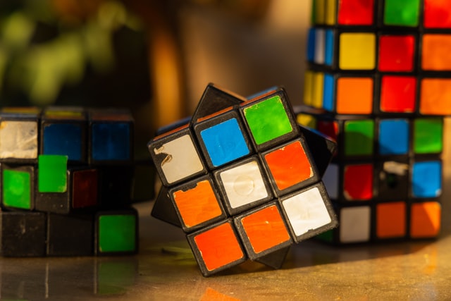 Quatre rubiks cube superposés