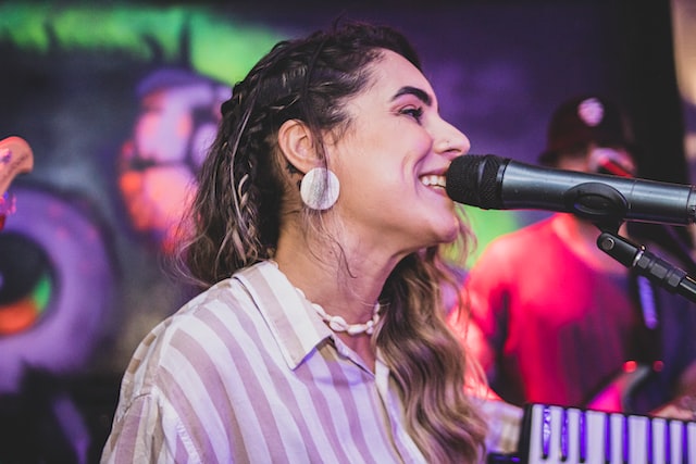 Chanteuse brésilienne pendant un concert