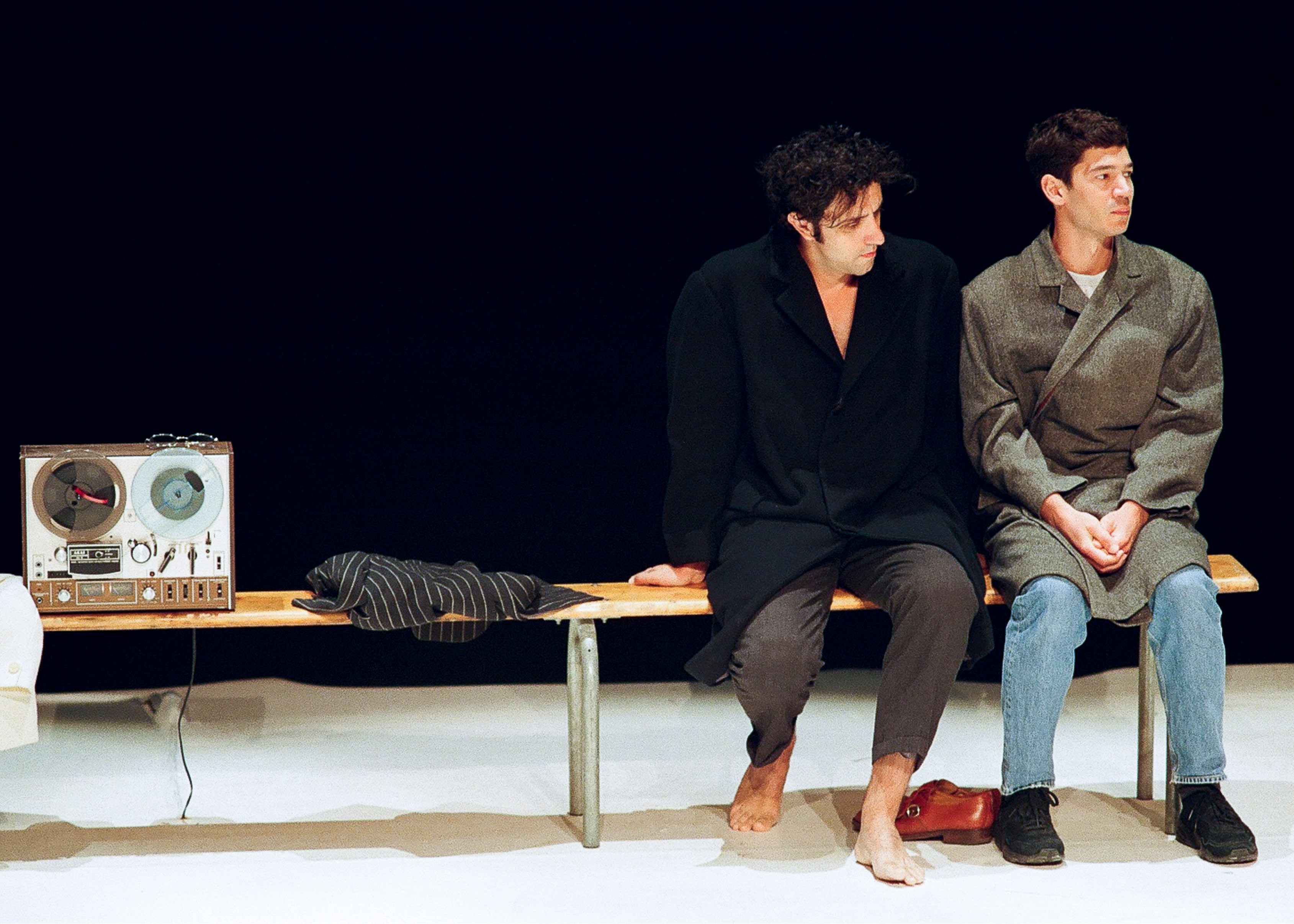 scène théâtre spectacla hervié guibert avec 2 personnages assis sur une banc