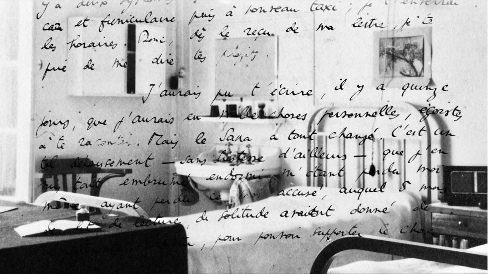 photo en noir et blanc d'un dortoir d'ho^pital avec par-dessus un texte manuscrit de Roland Barthe