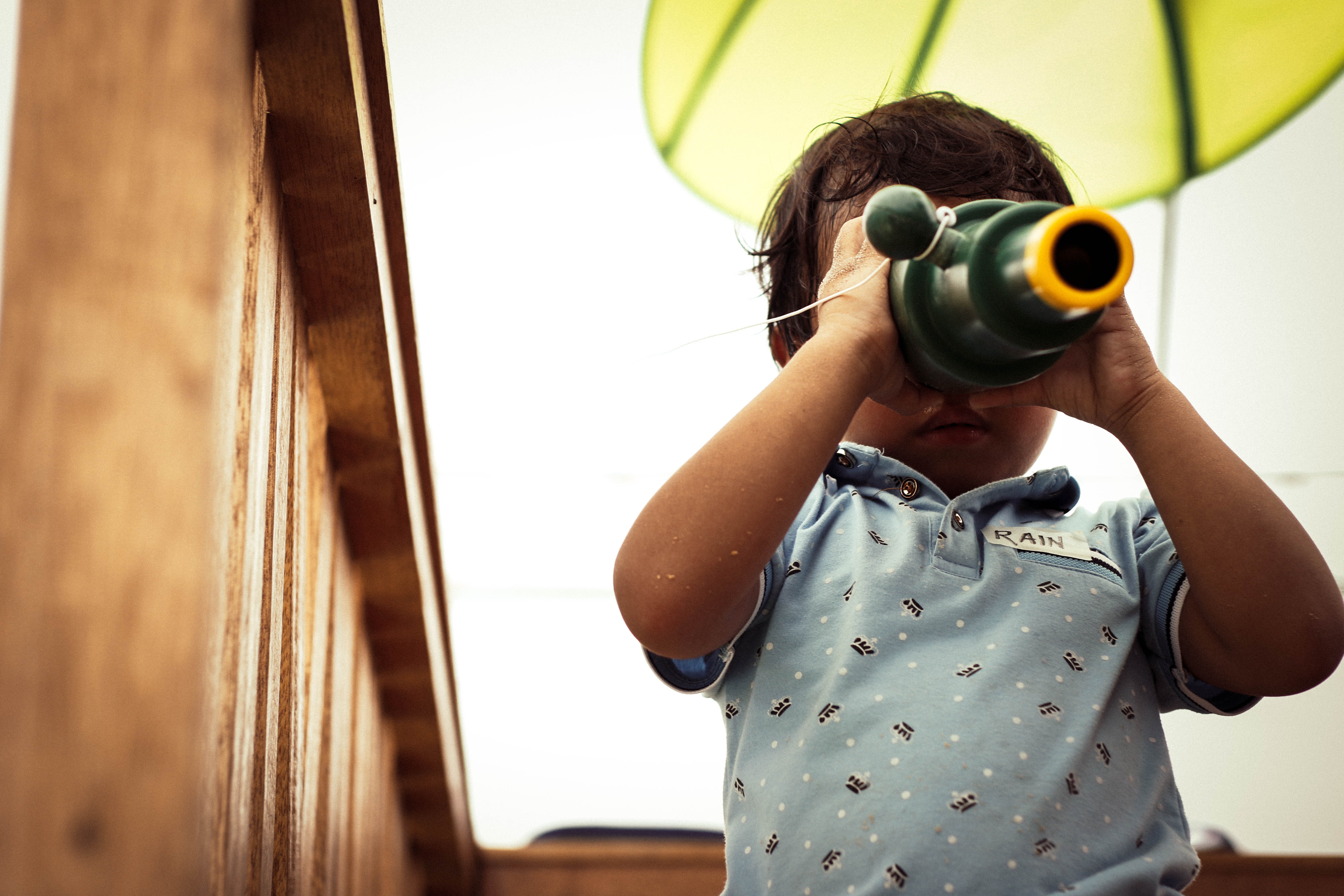 enfant regardant dans des jumelles