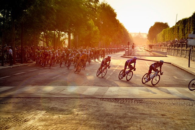 Arrivée des cyclistes sur les Champs-Elysées au moment du Tour de France