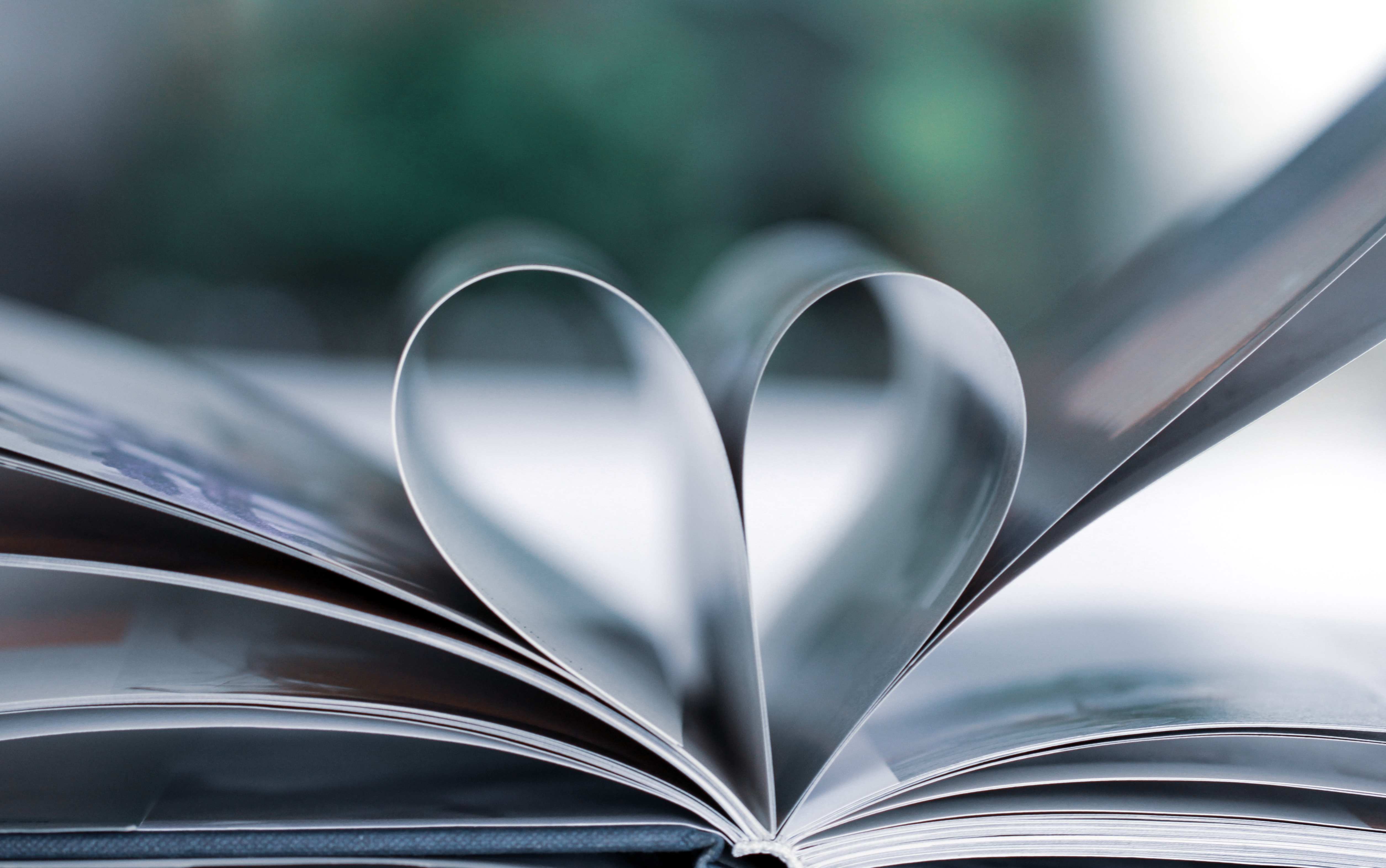 Photo d'un coeur formé par les pages repliées d'un livre