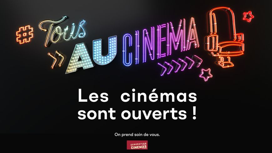 Affiche créé lors de la réouverture des cinémas après le confinement. Il est écrit Tous au cinéma, les cinémas sont ouverts.