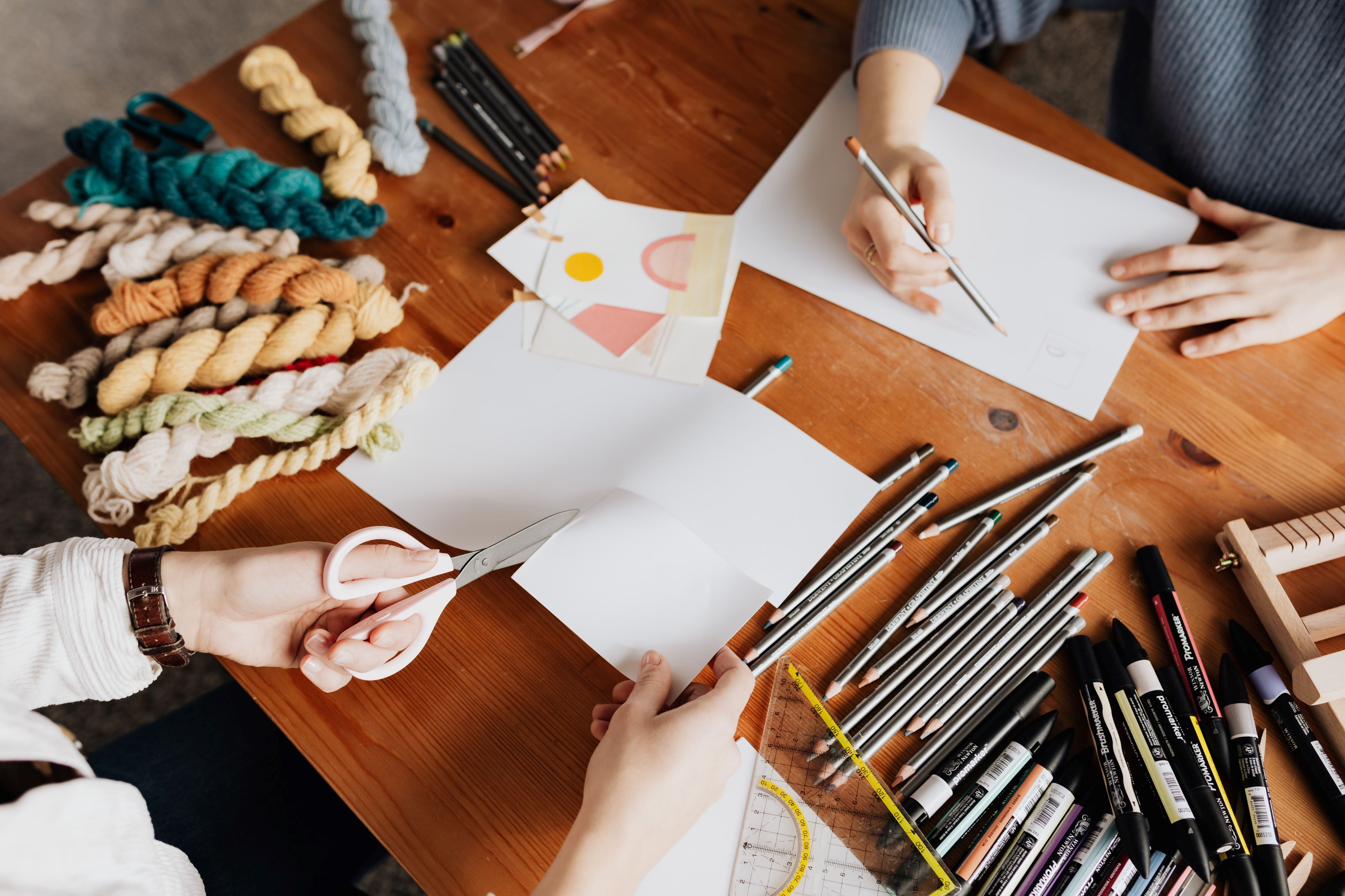 aterlier créatif avec laine, ciseaux, feutre et crayons