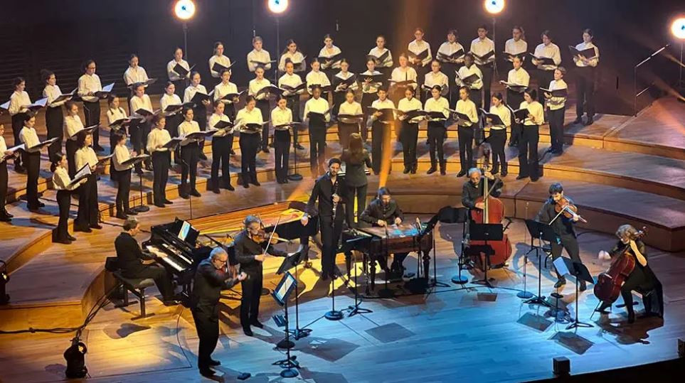 Photo prise lors du concert de Tsuzamen avec le choeur d'enfants et les musiciens