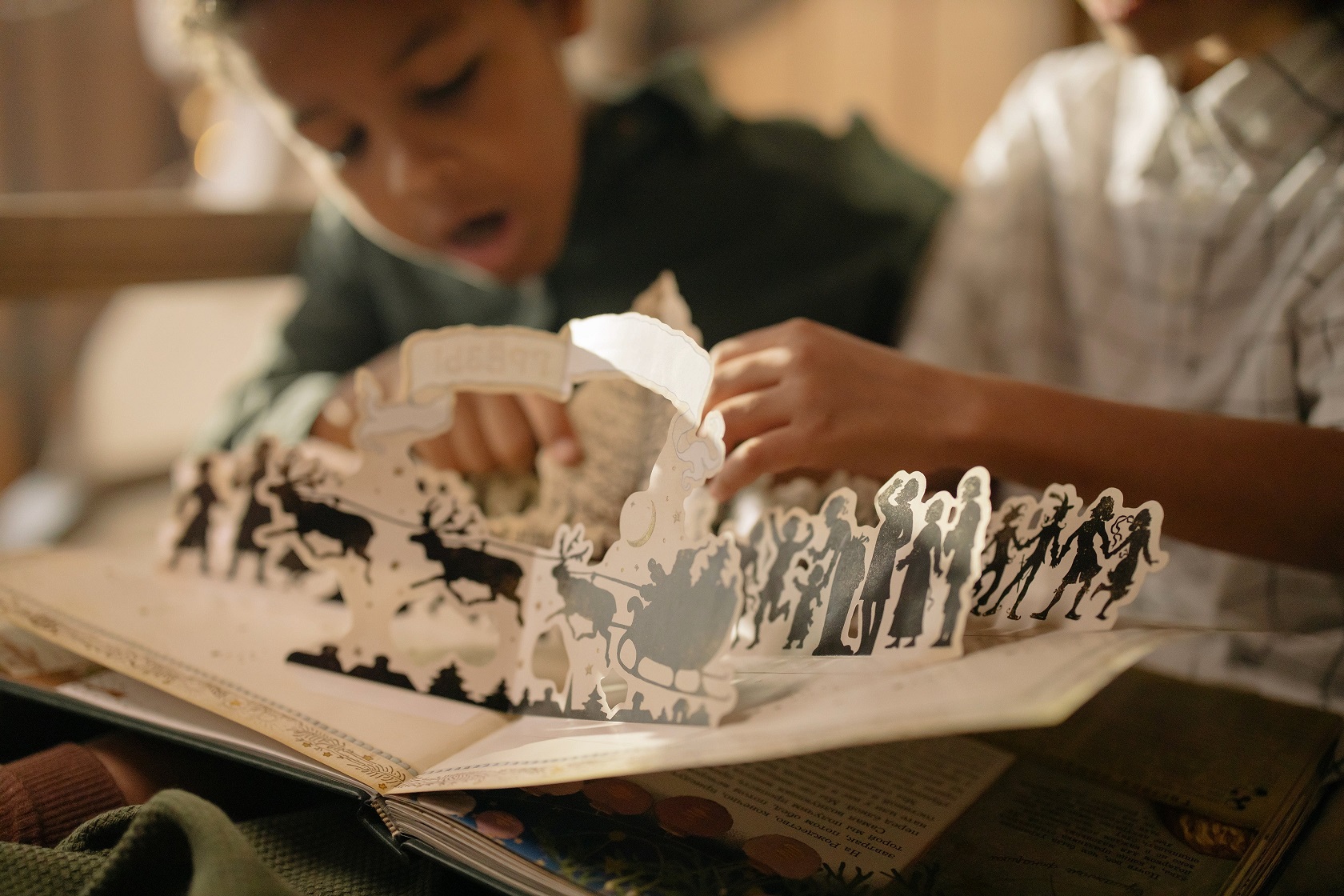 Enfants avec un livre de Noel