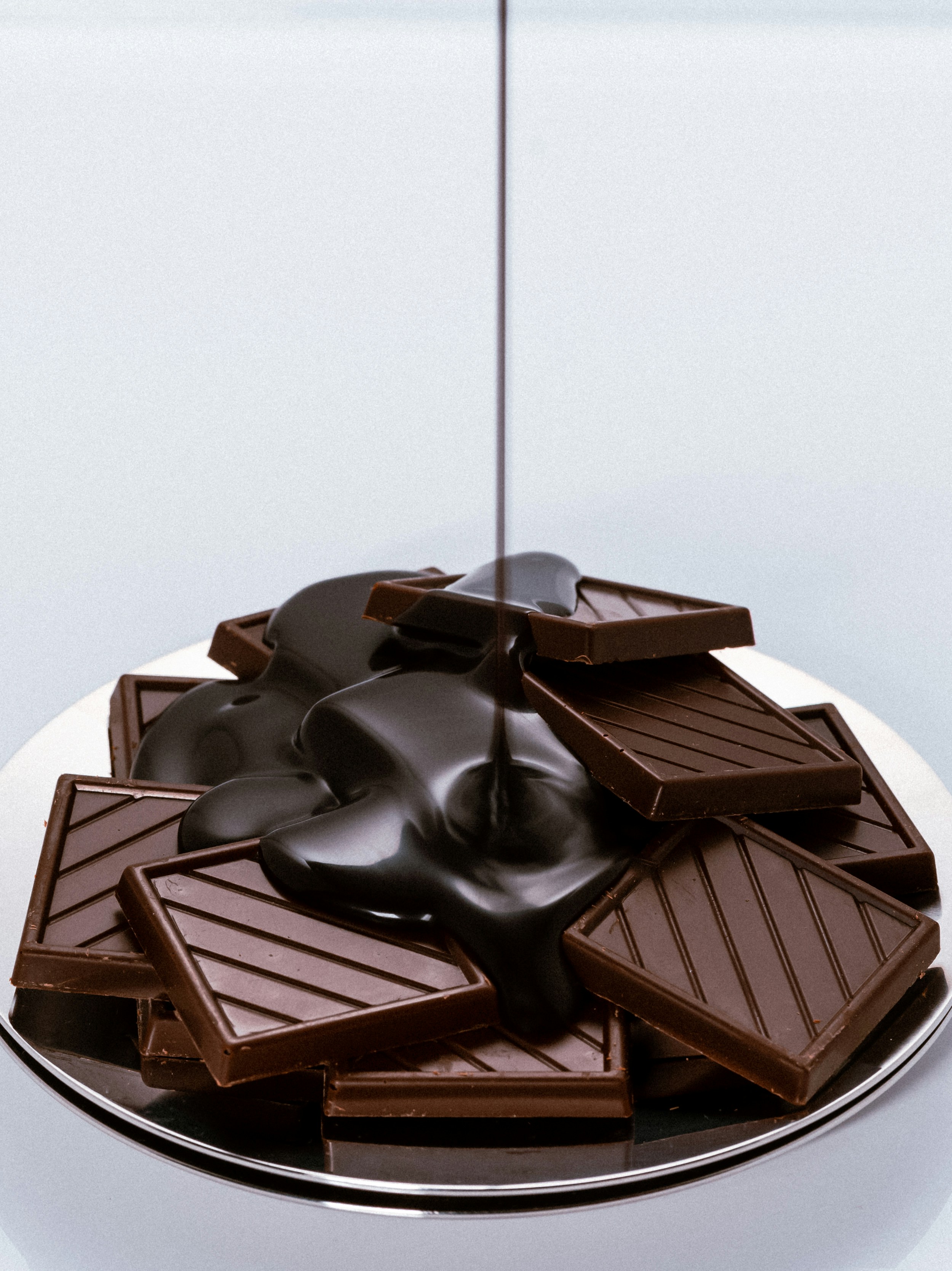 Morceau de chocolat recouverts de chocolat fondu