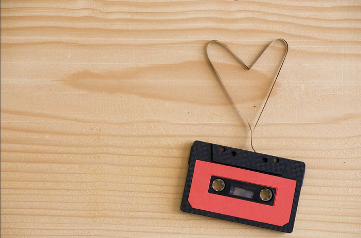 Cassette audio dont la bande forme un coeur