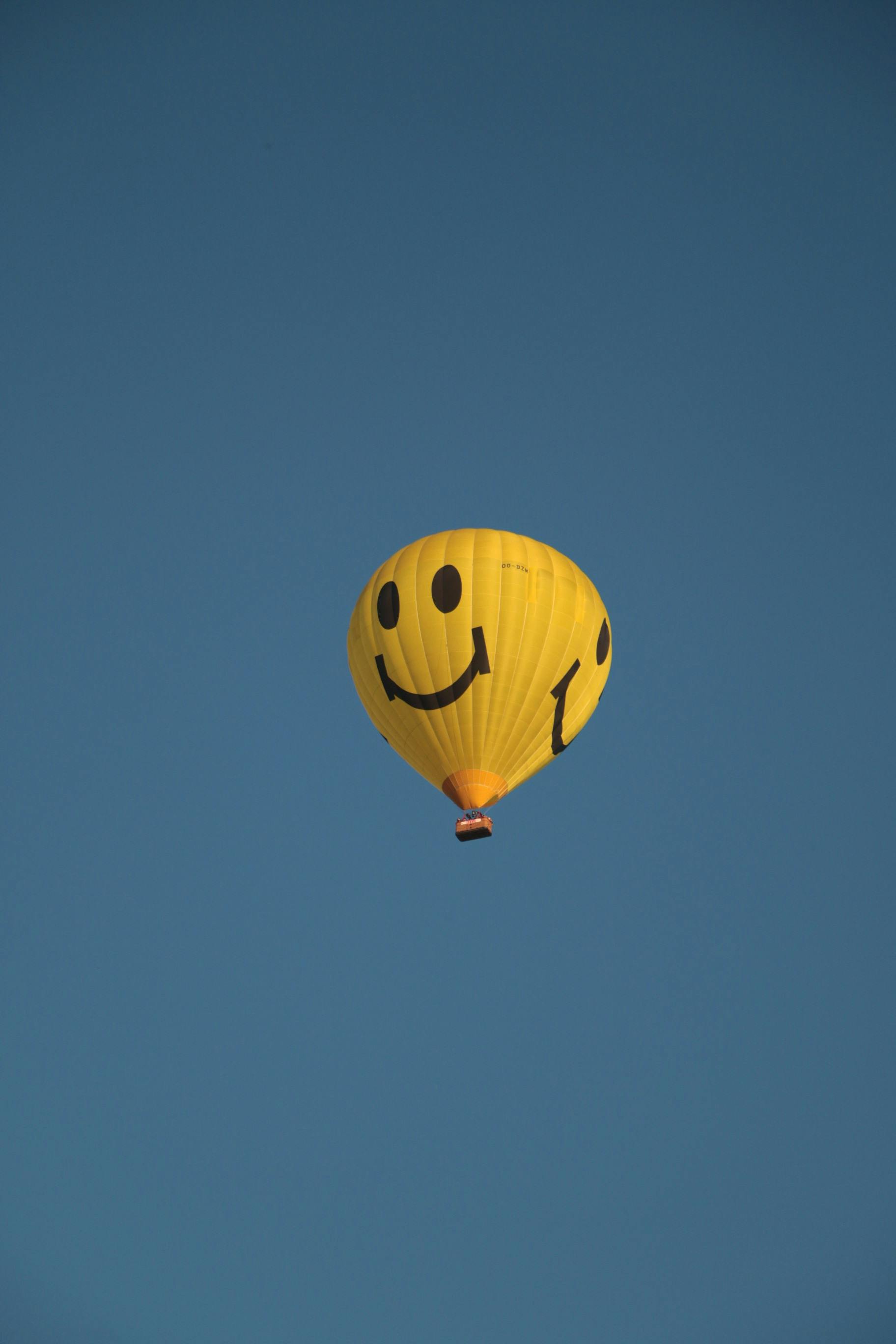 montgolfière avec un smiley
