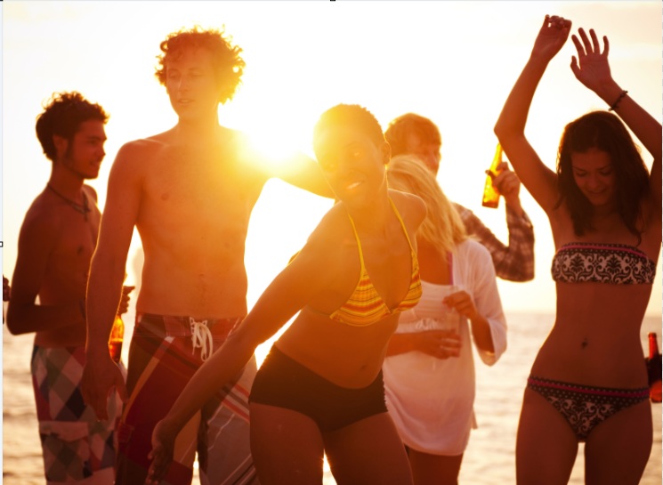 Jeunes gens dansant sur la plage 