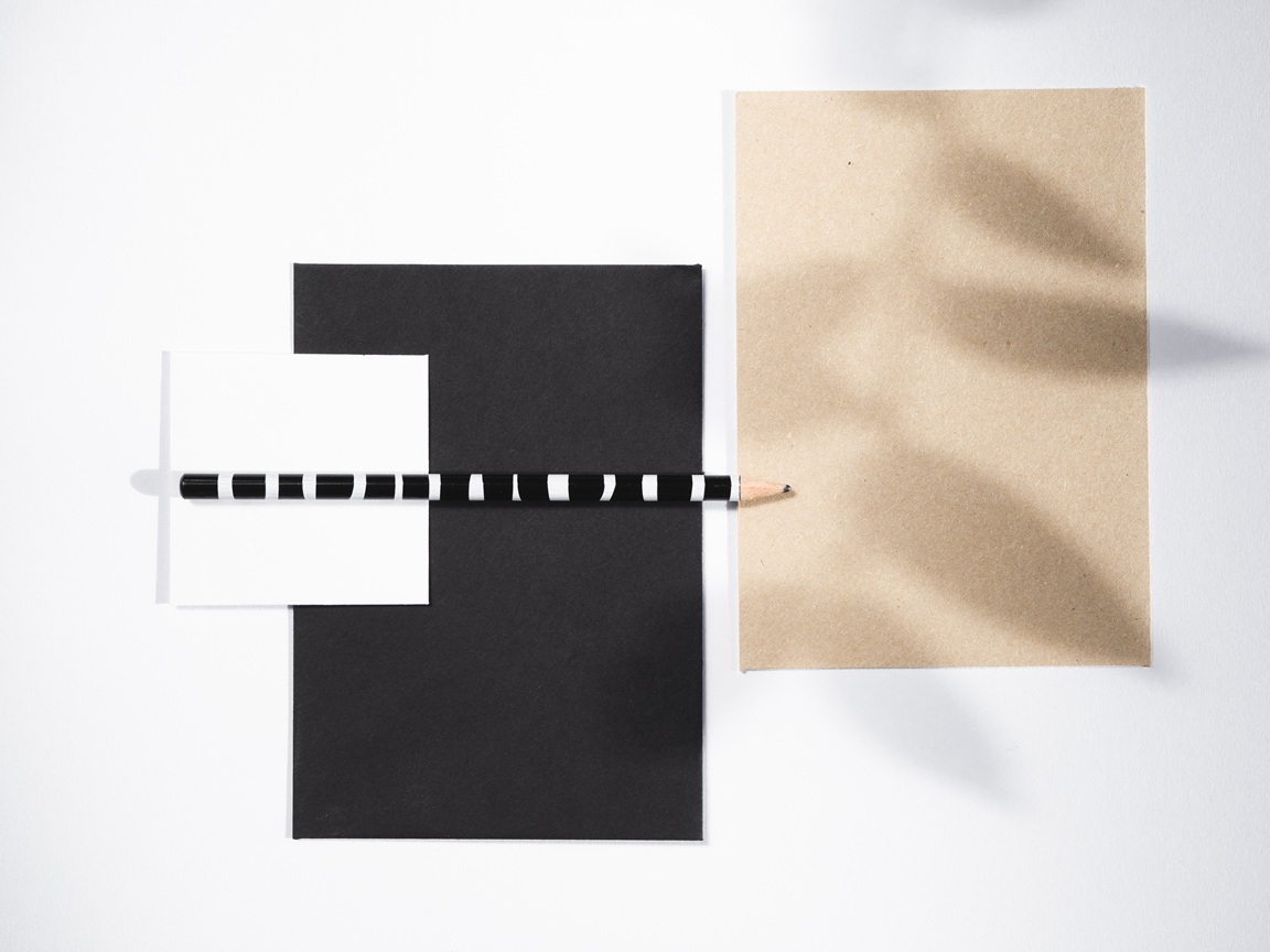 Crayons, carnet et ombres