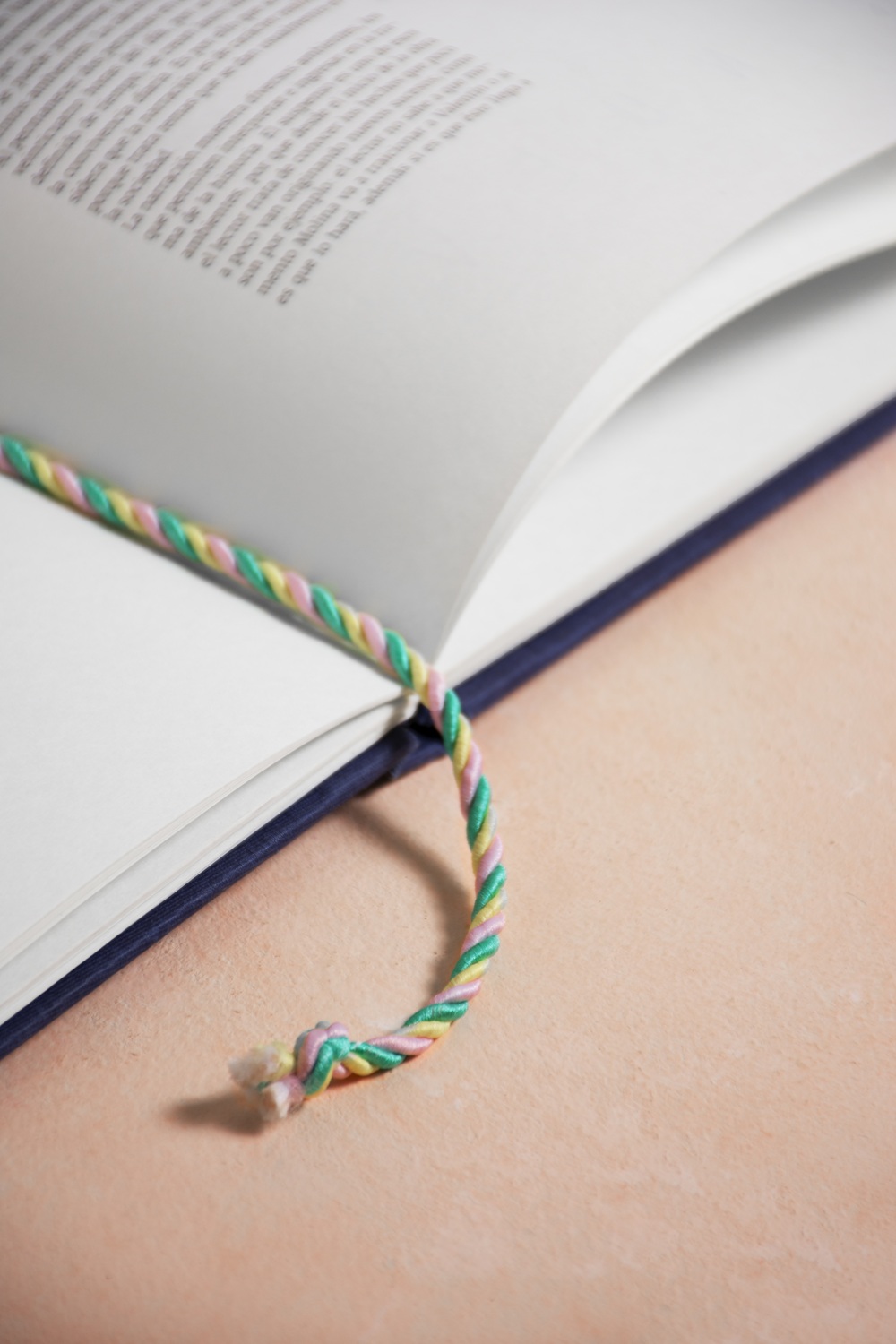 Gros plan sur un livre ouvert avec un marque-page
