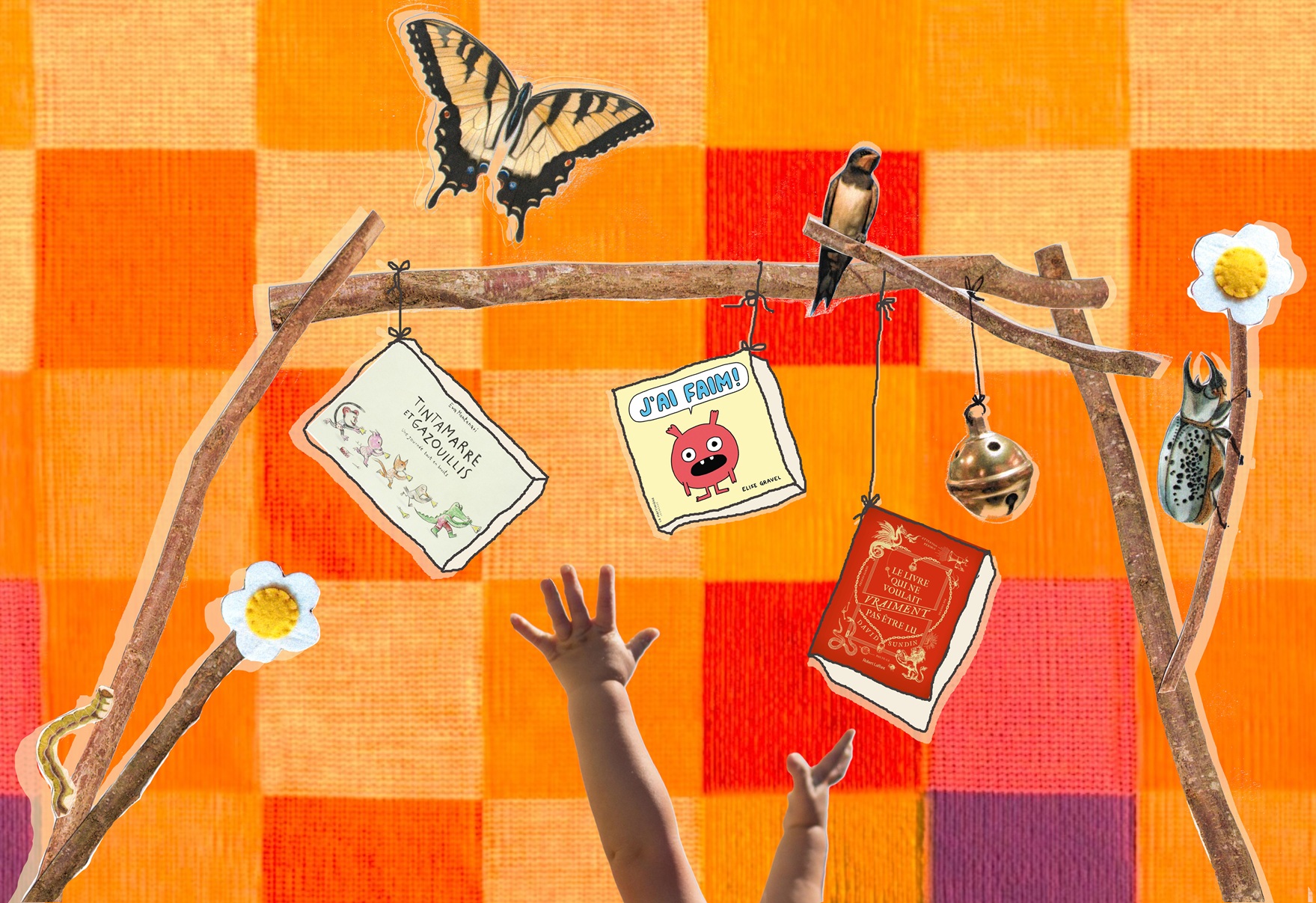 Collage d'un bébé sous un transat jouant avec des livres