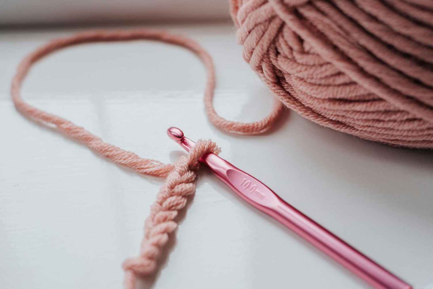 Gros plan d'une pelote et d'un crochet