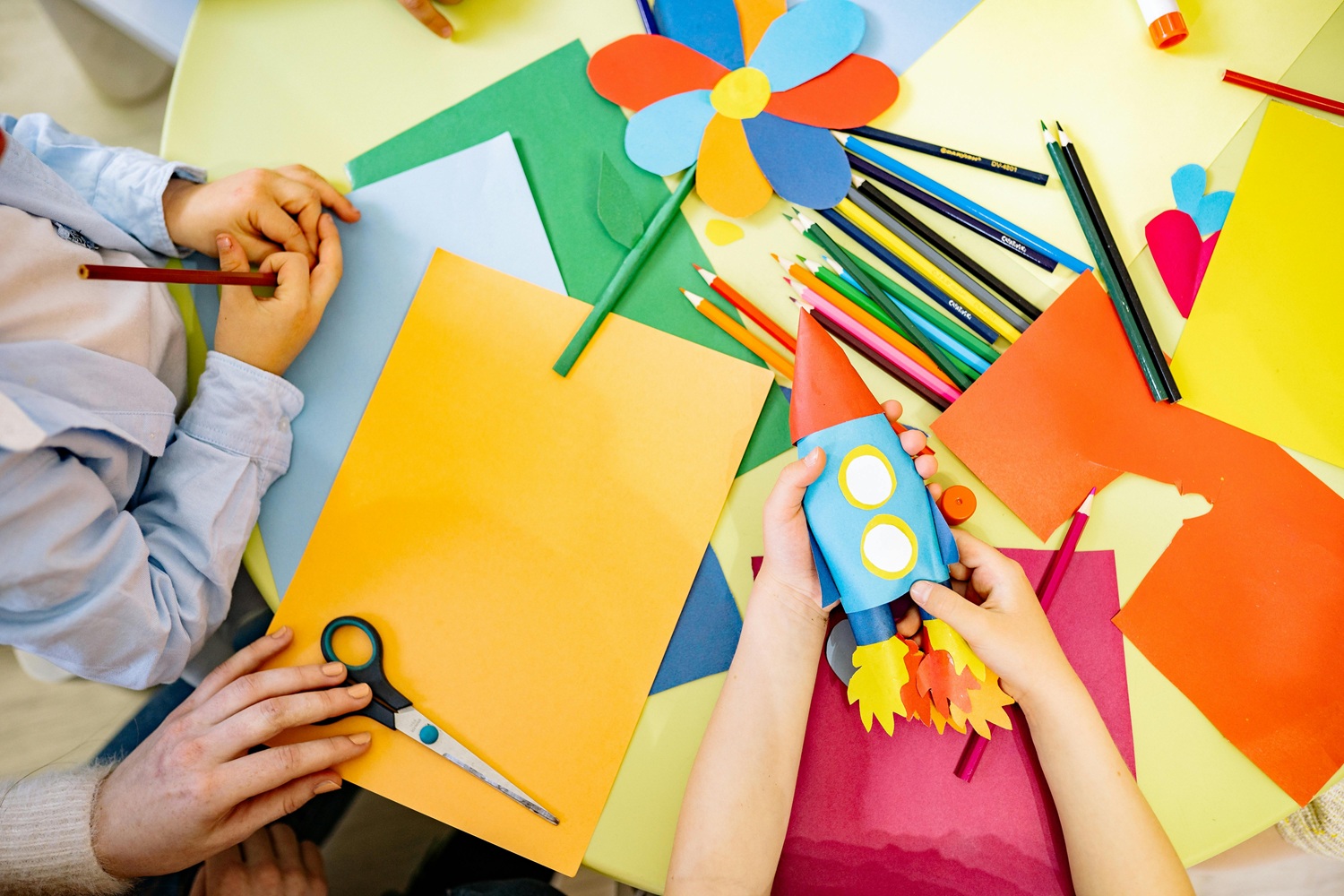 Mains d'enfants en train de faire des bricolages