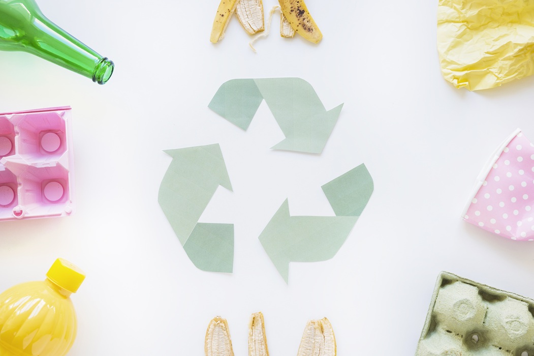 Des déchets et le logo "recyclable"