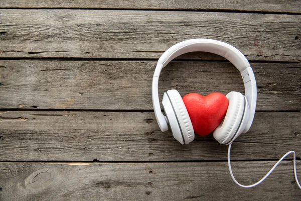 Un casque audio qui entoure un cœur 