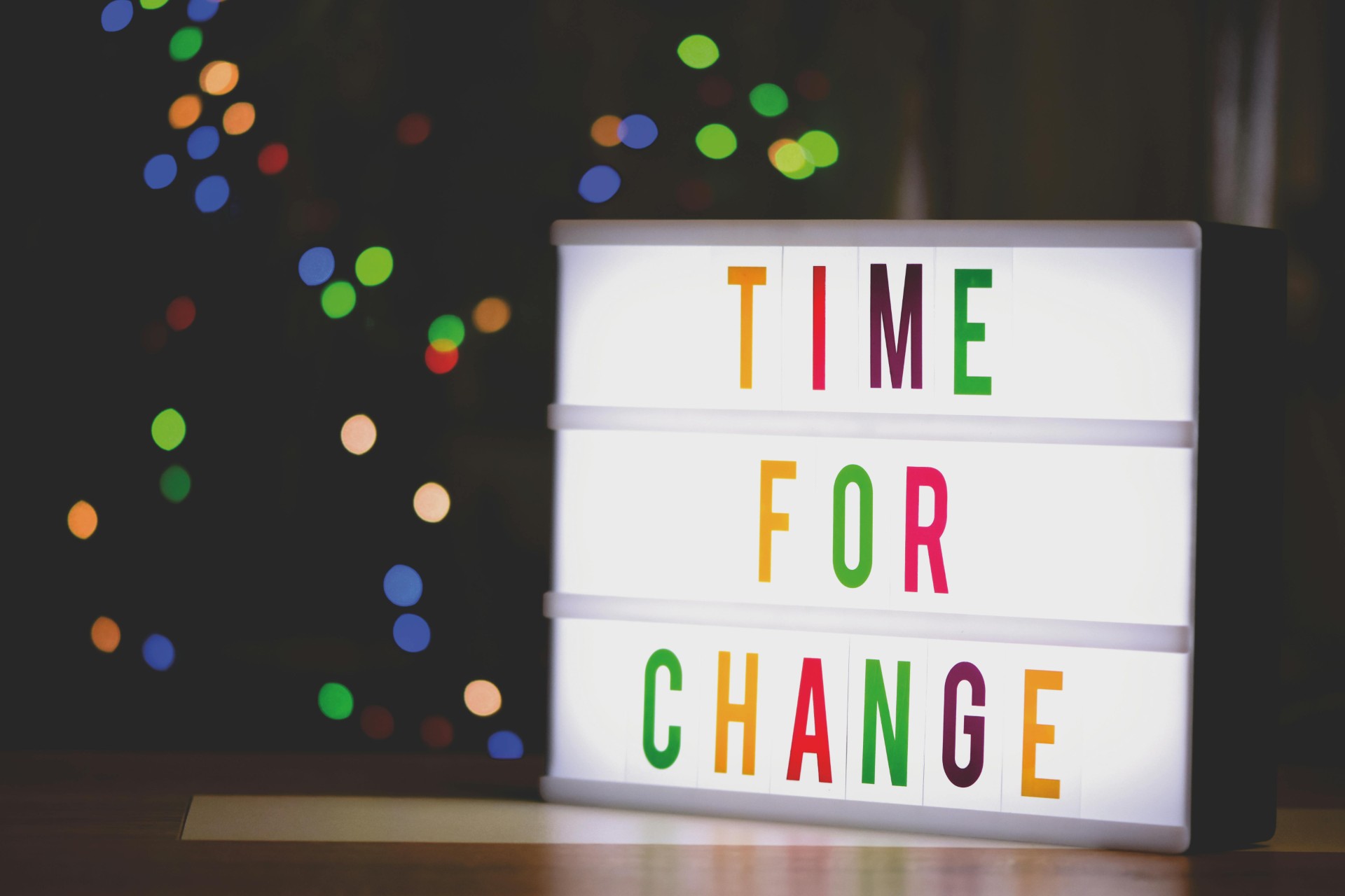 Une enseigne lumineuse "Time for change"