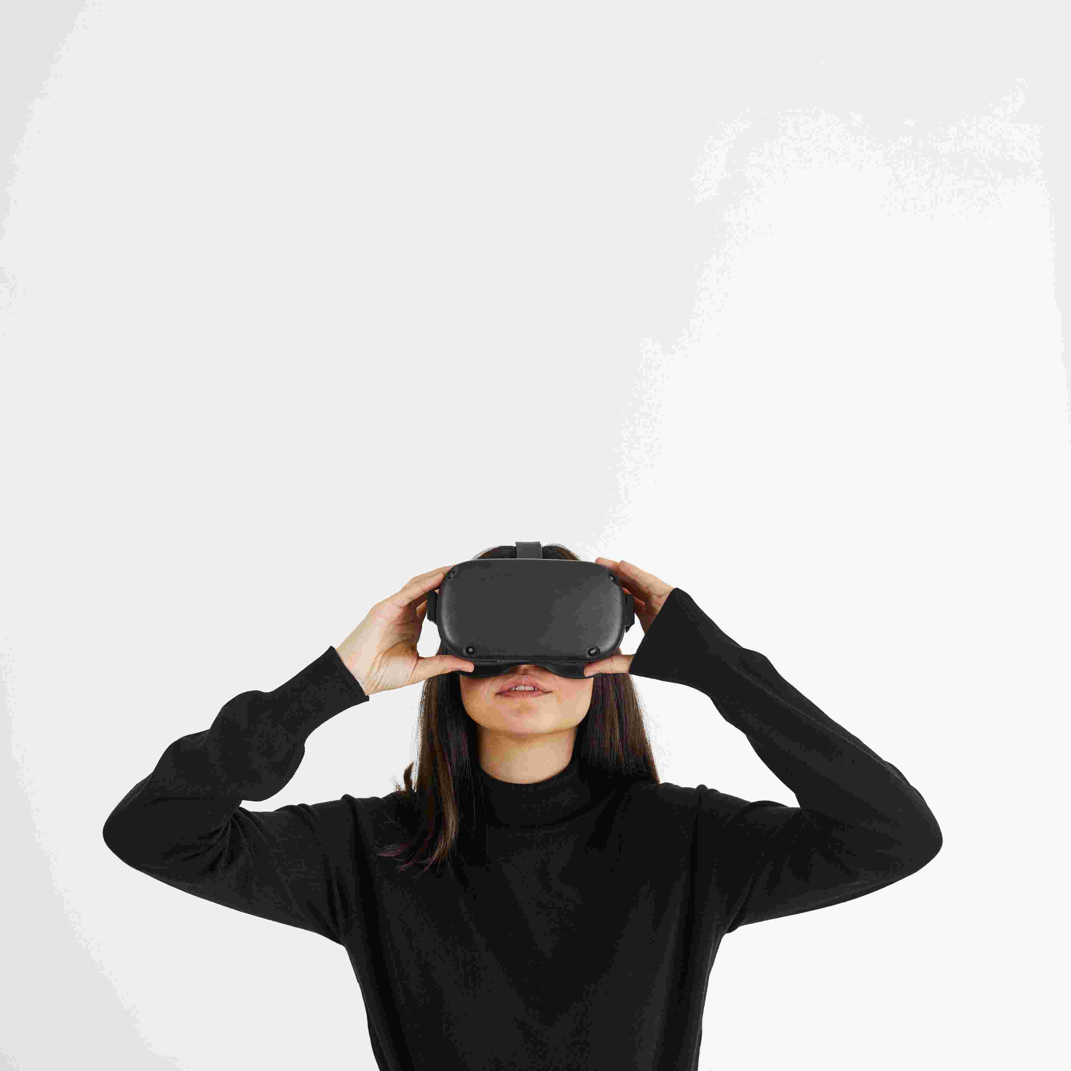 femme avec casque de réalité virtuelle