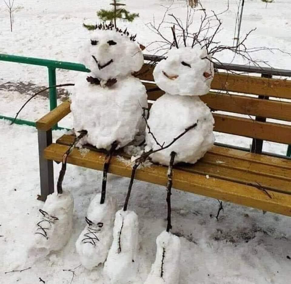 Deux bonhommes de neige sur un banc