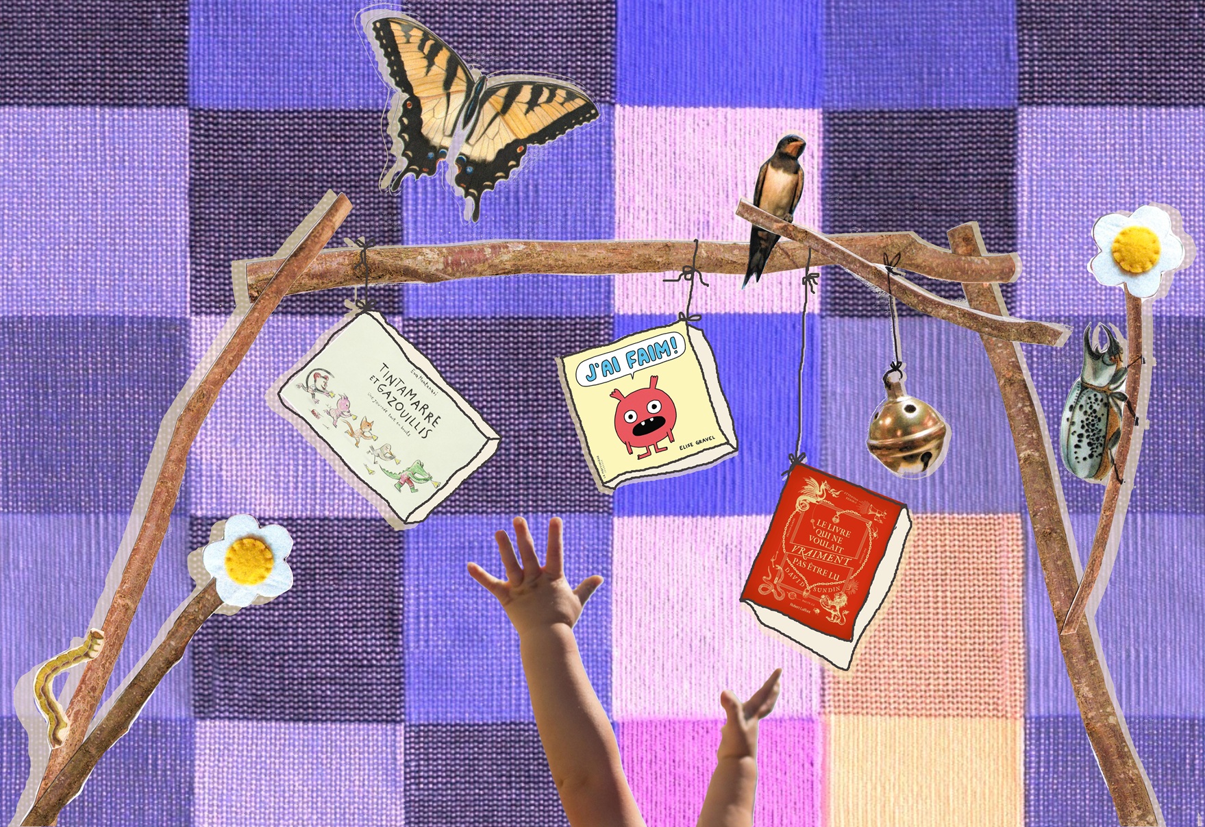 Collage d'un bébé sous un transat jouant avec des livres