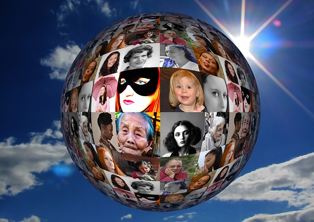 Portraits de femmes anonymes en mosaique dans globe 