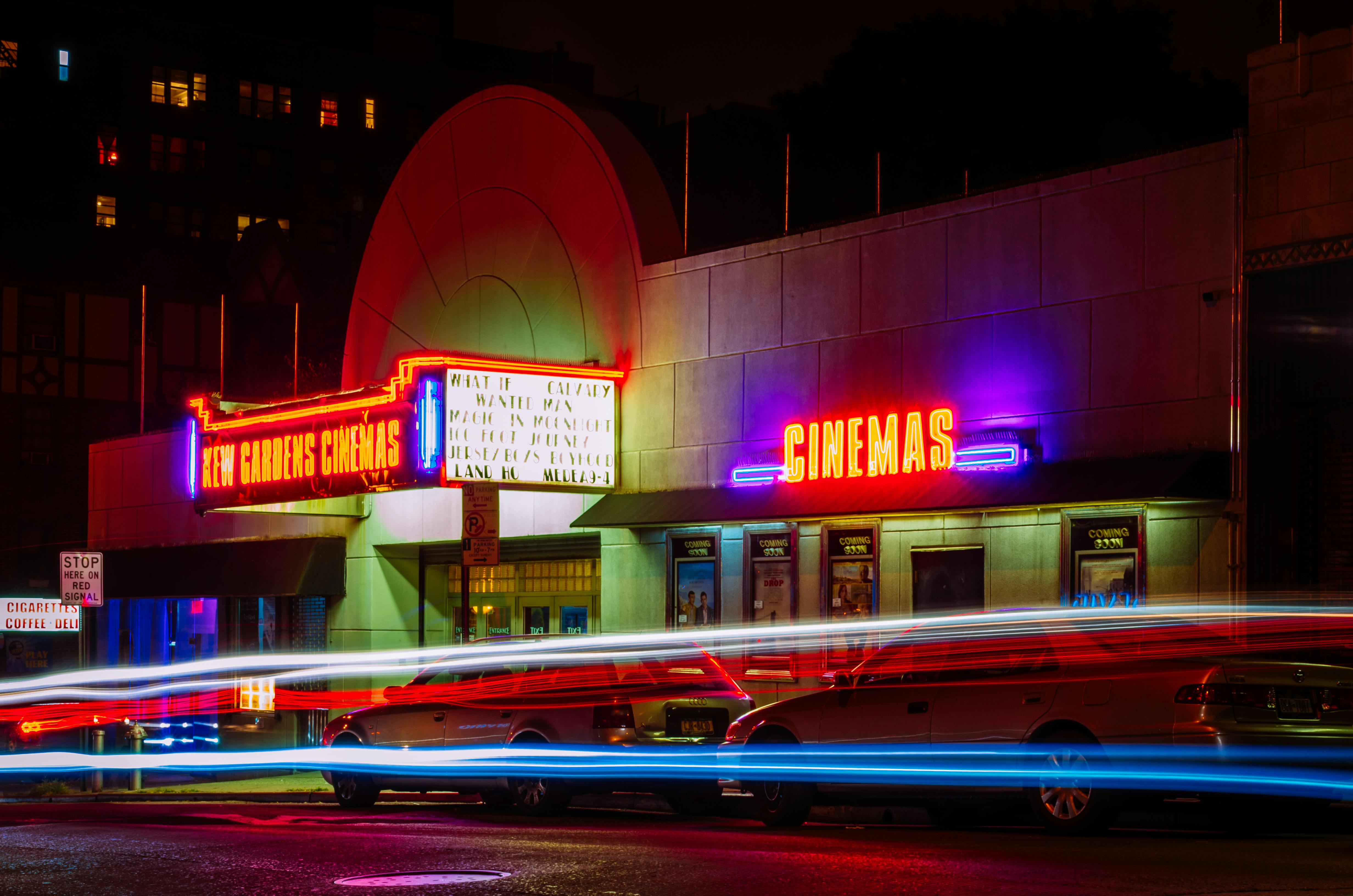 L'entrée d'un cinéma la nuit
