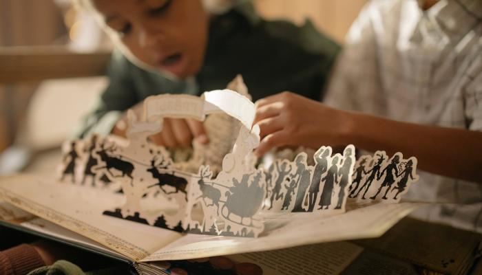 Enfants avec un livre de Noel