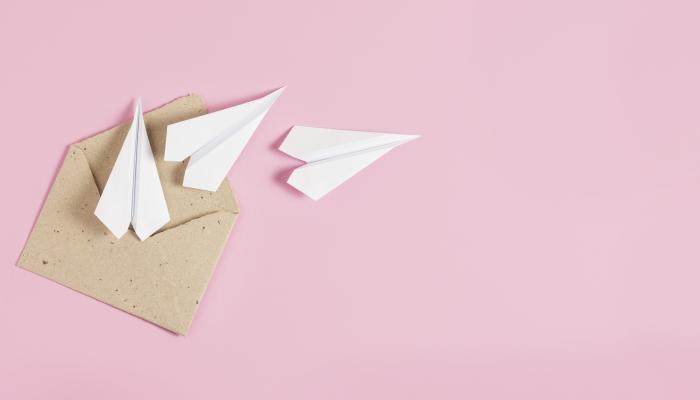 Avion en papier et enveloppe