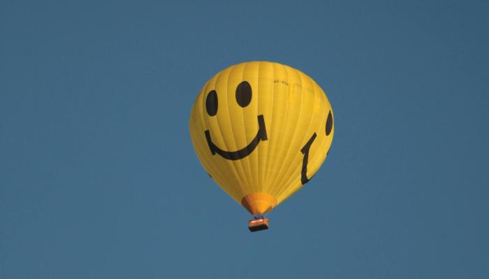 montgolfière avec un smiley