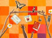 Collage d'un bébé sous un transat jouant avec des livres